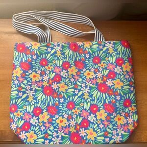 ⭐️NEW⭐️ Large lined tote bag with interior pockets